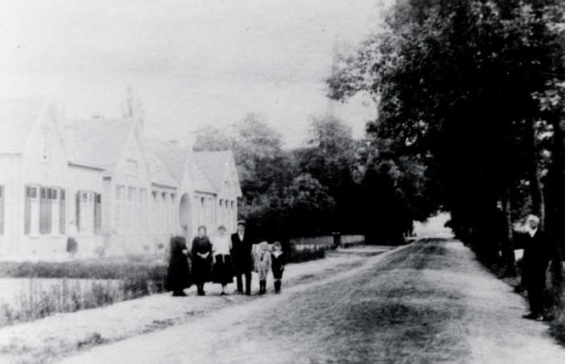 Gemeentelijk monument, gevel lagere school en onderwijzerswoning in Harreveld